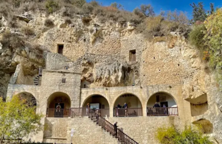 Ρωγμές στη μονή Αγ. Νεοφύτου λόγω του σεισμού - Πάει κλιμάκιο του Τμ. Αρχαιοτήτων για καταγραφή τις επόμενες μέρες