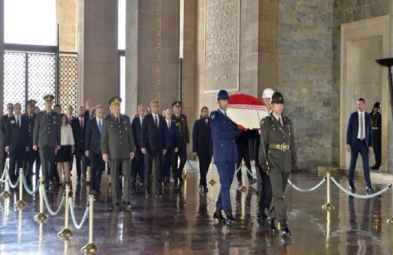 Στην Άγκυρα ο Έρχιουρμάν: Πρώτος σταθμός η επίσκεψη στο Μαυσωλείο Ατατούρκ - Το μήνυμά του (φώτος)