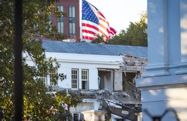 Η «λίστα των φίλων»: Ποιοι χρηματοδοτούν την πολυτελή αίθουσα του Τραμπ στον Λευκό Οίκο