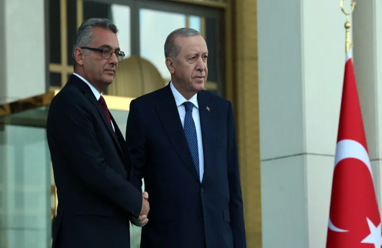 Ούτε ένα βήμα πίσω δεν έκανε ο Ερντογάν μετά τη συνάντηση με Έρχιουρμαν: «Η πιο ρεαλιστική λύση τα δύο κράτη»