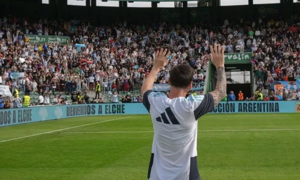 ΒΙΝΤΕΟ: Καθολική αποθέωση για Μέσι από 25.000 φιλάθλους στο γήπεδο της Έλτσε