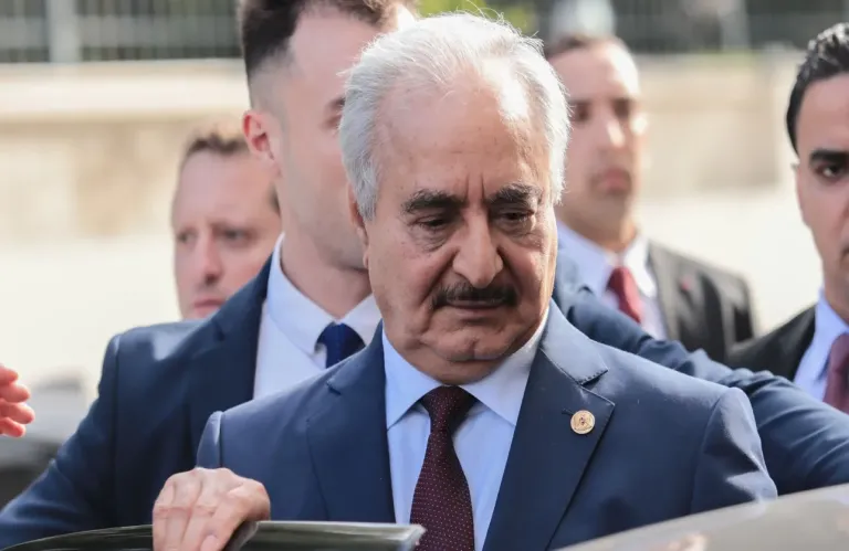 Οι δυνάμεις του Χάφταρ ανεφοδιάζουν την παραστρατιωτική οργάνωση ΔΤΥ