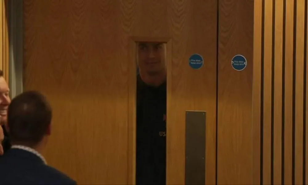 Ο Ρονάλντο… κρυφοκοίταξε στη συνέντευξη Τύπου και έγινε viral!