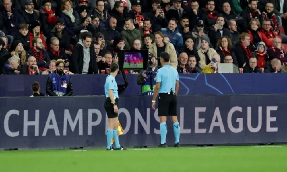 IFAB: Δύο διαιτητές και κατάργηση βοηθών