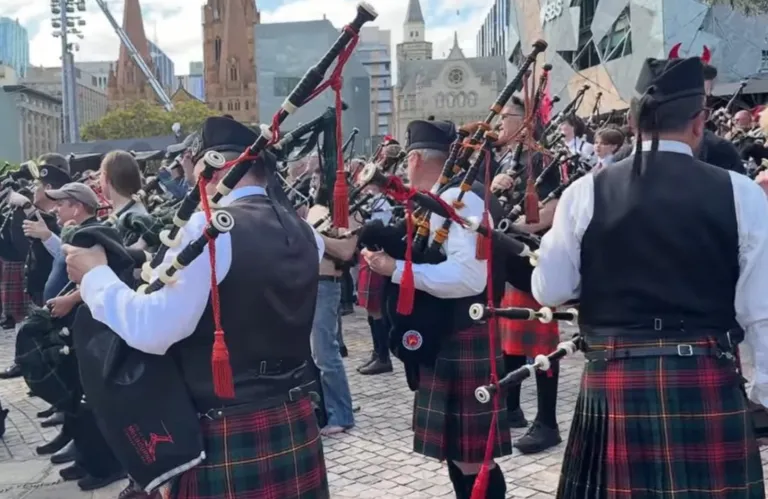 Μελβούρνη: 374 μουσικοί έπαιξαν με γκάιντες επιτυχία των AC/DC κι έσπασαν το παγκόσμιο ρεκόρ (βίντεο)