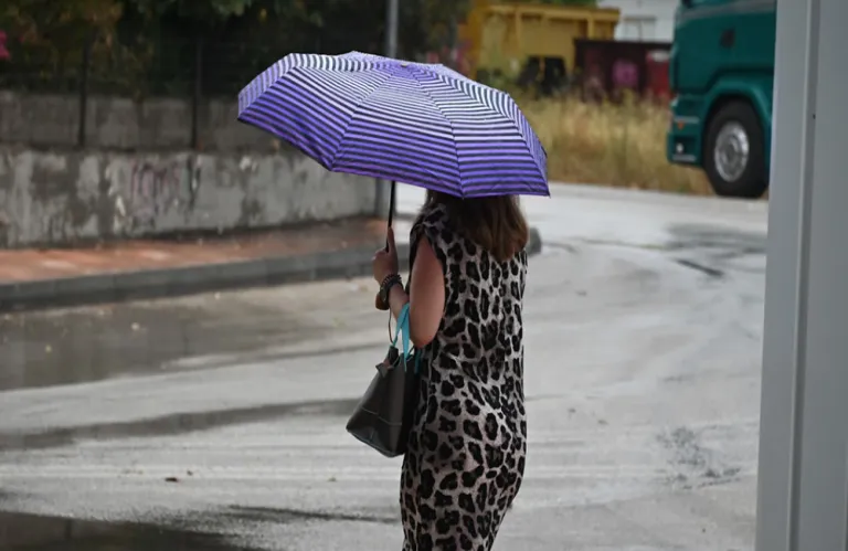 Πού αναμένονται βροχές και καταιγίδα το απόγευμα – Ο καιρός το Σαββατοκύριακο