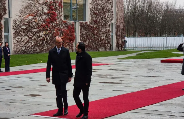 Με στρατιωτικές τιμές υποδέχθηκε τον Πρόεδρο Χριστοδουλίδη ο Γερμανός Καγκελάριος (βίντεο/φώτος)