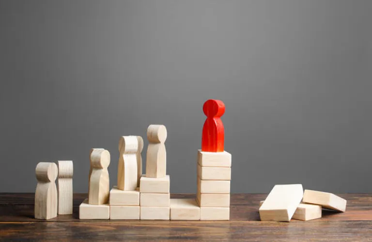 Νεποτισμός, αναξιοκρατία, αδιαφάνεια, μη λύση