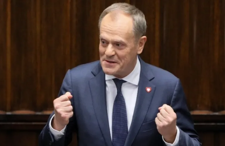 H έκρηξη σε σιδηροδρομική γραμμή οφείλεται σε δολιoφθορά, δηλώνει ο Τουσκ