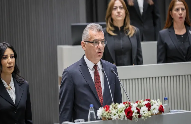 Έρχιουρμαν: «Δέσμιοι του μίσους όσοι καίνε σημαίες και στις δύο πλευρές»