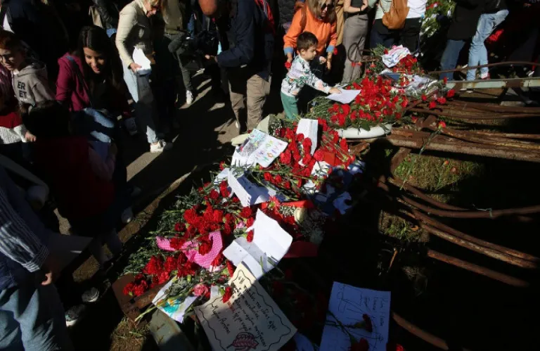 Πλήθος κόσμου τιμά την 52η επέτειο της εξέγερσης του Πολυτεχνείου