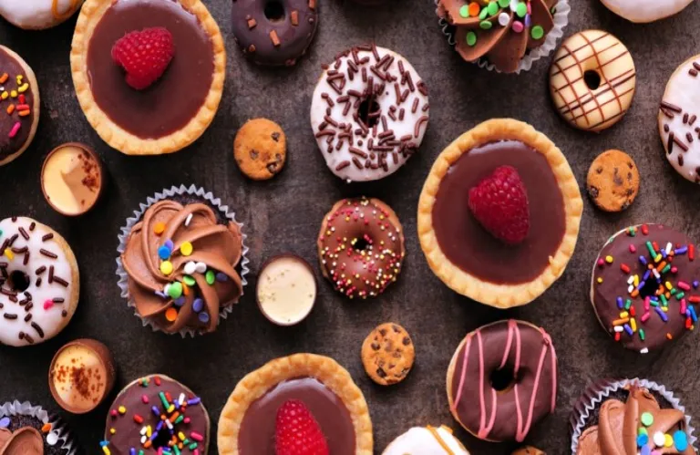 Γιατί η Κομισιόν εξετάζει φόρο στη ζάχαρη και στα υπερ-επεξεργασμένα τρόφιμα με λιπαρά και αλάτι