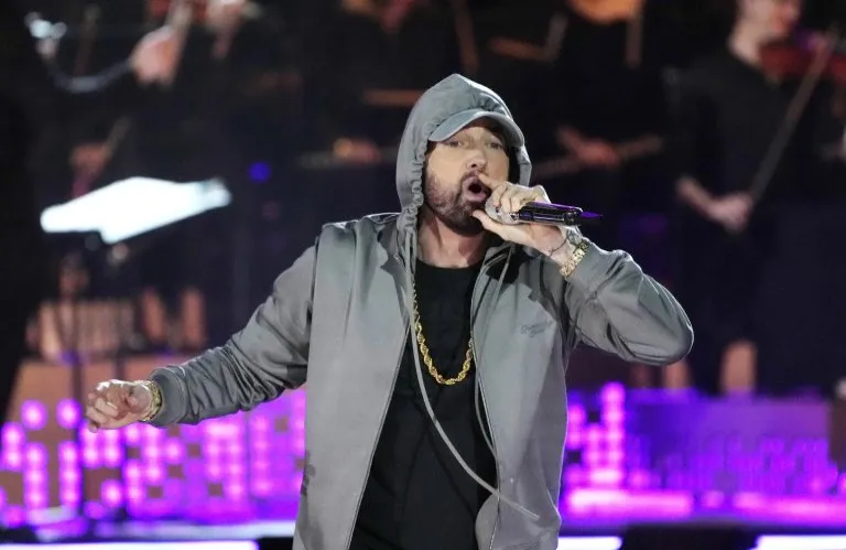 Γιατί ο Eminem μηνύει αυστραλιανή εταιρεία με είδη παραλίας