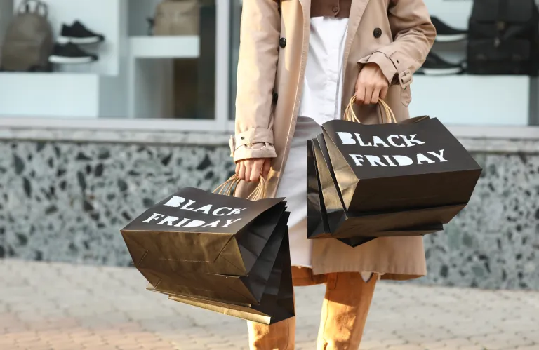 Black Friday 2025: Με σύμμαχο τα γεμάτα λόγω μισθοδοσίας πορτοφόλια
