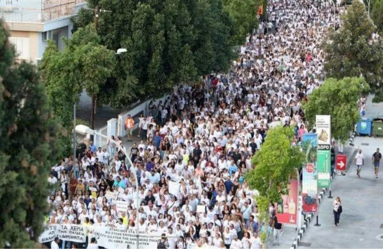 Παραλύουν τα σχολεία μέχρι τις 11π.μ. - Διαμαρτυρία ΟΕΛΜΕΚ έξω από τη Βουλή