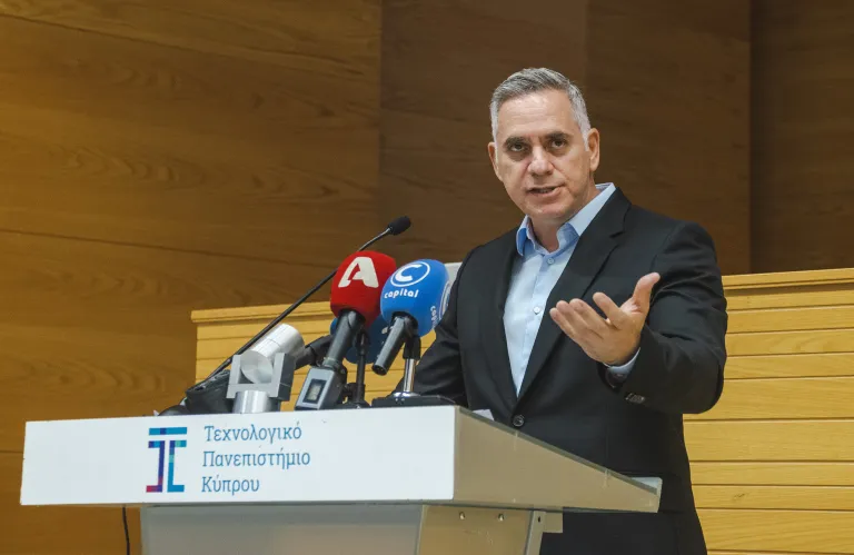 Νομίζουν ότι μας δουλεύουν