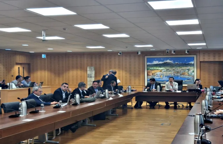 Η Επιτροπή Παιδείας πιάνει το τιμόνι: Τελευταία απόπειρα συνεννόησης για την αξιολόγηση των εκπαιδευτικών