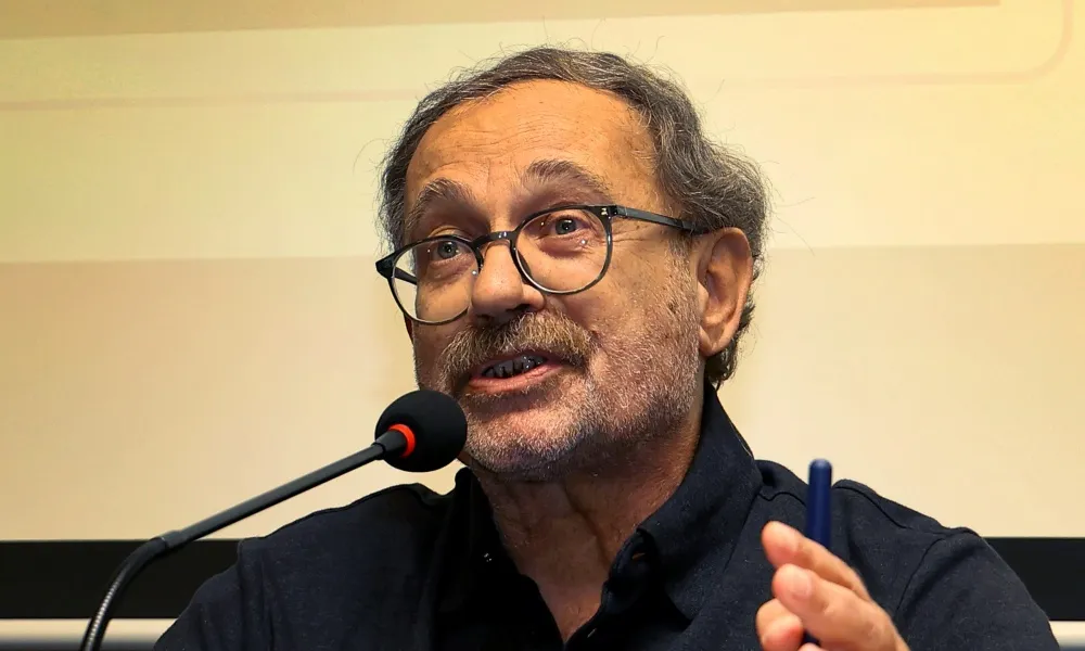 ΒΙΝΤΕΟ: Συγκίνηση και καθολικό χειροκρότημα στον Δημήτρη Δημητρίου