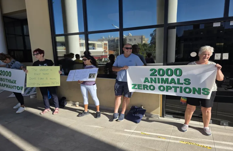 Εκδήλωση διαμαρτυρίας εξώ από το Δημοτικό Μέγαρο του Δ. Ιεροκηπίας και σύσκεψη για το Καταφύγιο Ζώων