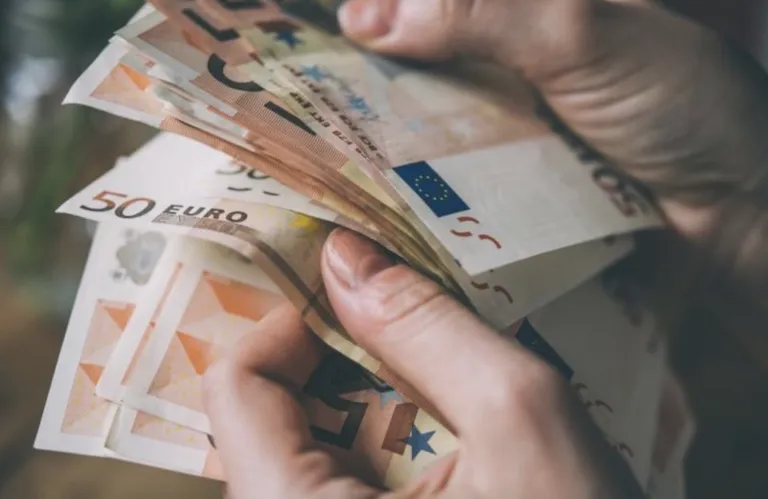 Oxfam: Θα αρκούσαν μόνο τα περσινά κέρδη των δισεκατομμυριούχων της G20 για να λάβει τέλος η φτώχεια