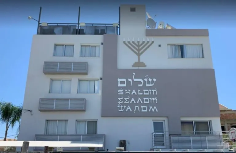 Τιμούν τον Τραμπ με δενδροφύτευση… σε σχολείο της Λάρνακας