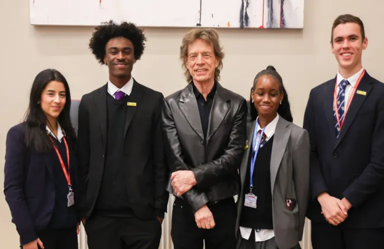 Ο Μικ Τζάγγερ επισκέφθηκε το παλιό του σχολείο - Η συμβουλή του στους νέους μουσικούς