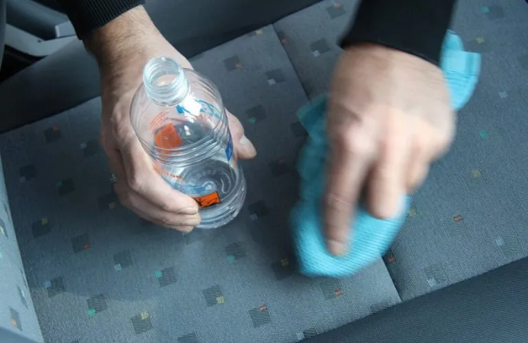 Έτσι αφαιρούμε τσίχλα, σοκολάτα και λεκέδες από τα καθίσματα των αυτοκινήτων