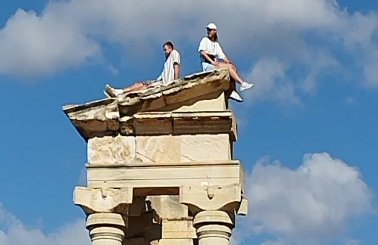 Έρμαιο των ασυνείδητων και πανηλίθιων...