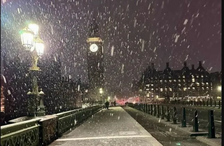 To Λονδίνο στα λευκά: Η πρώτη χιονόπτωση του χειμώνα μεταμόρφωσε την πόλη (φώτος)