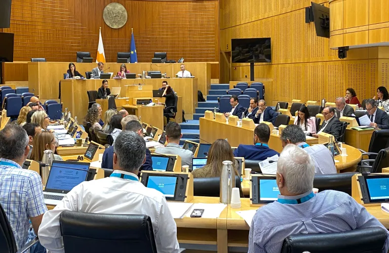 Αντιδράσεις για τη φορολογική μεταρρύθμιση: Ενστάσεις για τα εισοδηματικά κριτήρια στις εκπτώσεις πολυτέκνων