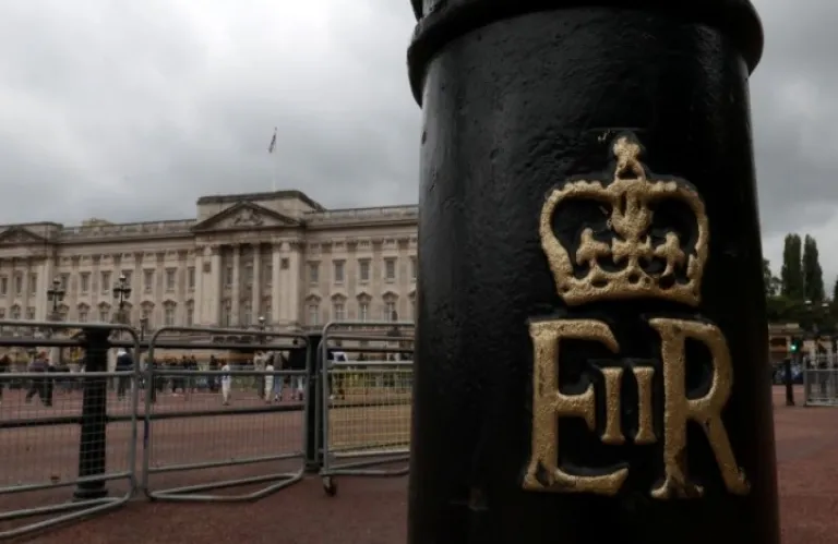 Απογοητευμένοι οι τουρίστες στο Μπάκιγχαμ από τη ψεύτικη διαφήμιση που δημιουργήθηκε από ΤΝ