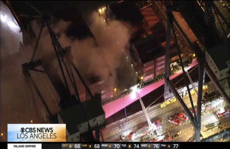 Πυρκαγιά ξέσπασε σε πλοίο στο λιμάνι του Λος Άντζελες