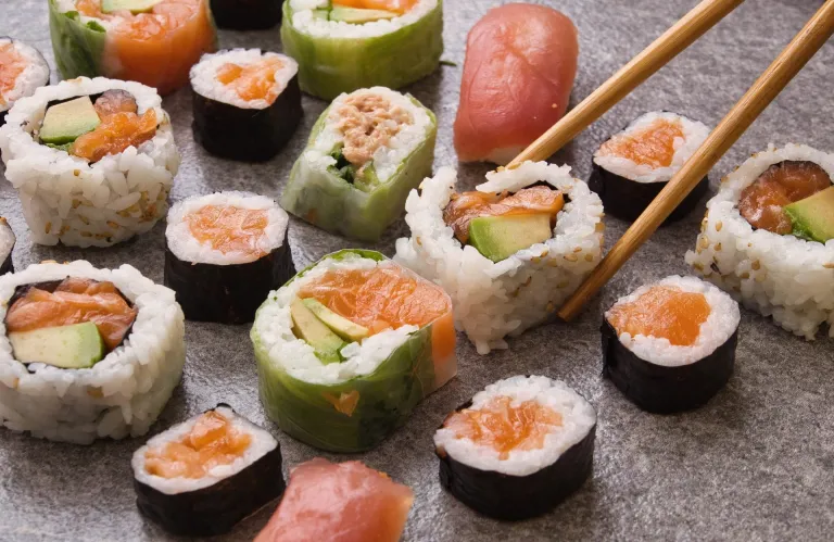 Θεσσαλονίκη: 22χρονος με μόλυνση μετά από κατανάλωση σούσι