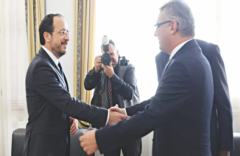 Πρώτη χειραψία χωρίς αυταπάτες