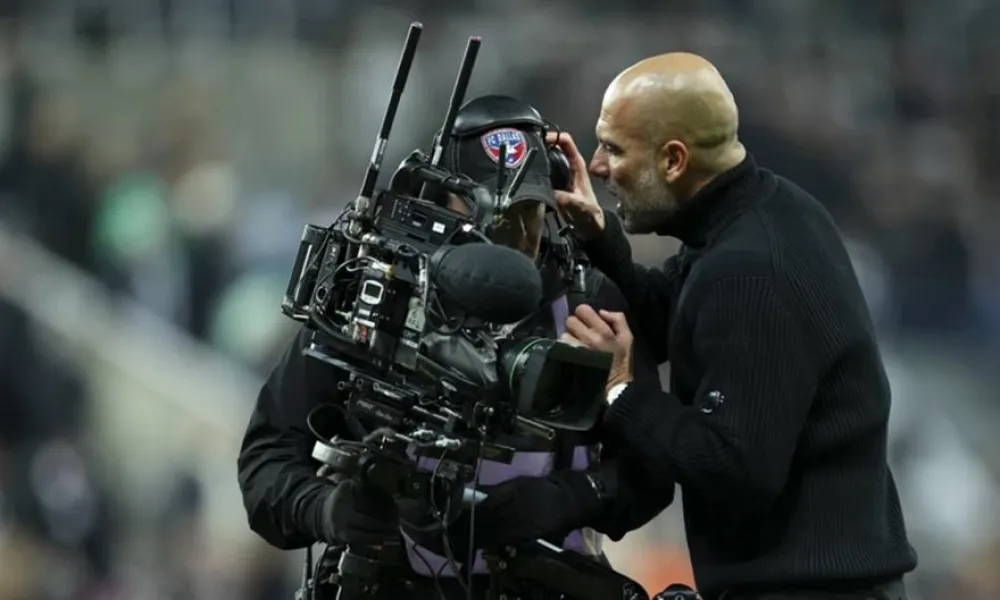 Ο Γκουαρντιόλα αρπάχτηκε με διαιτητές, αντιπάλους, μέχρι και... κάμεραμαν μετά την ήττα της Σίτι