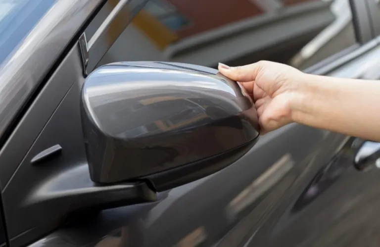Γιατί δεν πρέπει να κλείνεις τους καθρέπτες του αυτοκινήτου σου -Το κόλπο που λίγοι γνωρίζουν