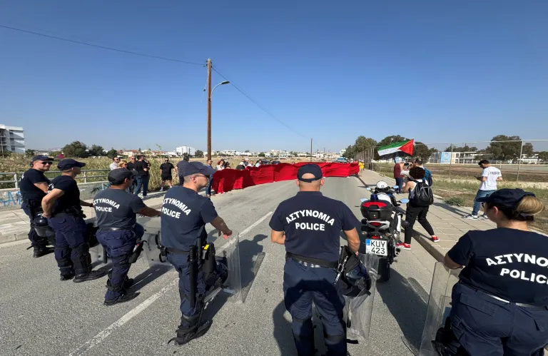 Υπό δρακόντεια μέτρα ασφαλείας και εν μέσω διαμαρτυριών έγινε η δεντροφύτευση εβραϊκής κοινότητας στη Λάρνακα