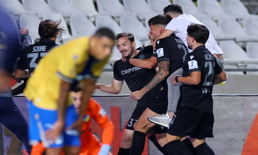 ΦΩΤΟΣ: Χαμός στο γκολ του Μακρή - Με τους παίκτες μπροστά στο πέταλο και ο Ελευθερίου!