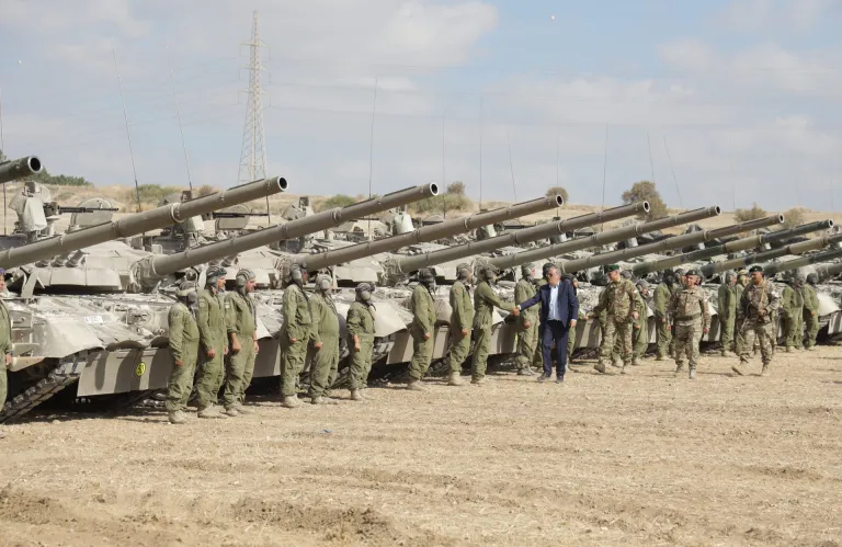 «Αγώνας δρόμου» για το SAFE - Τελικές κινήσεις για εξοπλιστικά και προαγωγές στην Εθνική Φρουρά