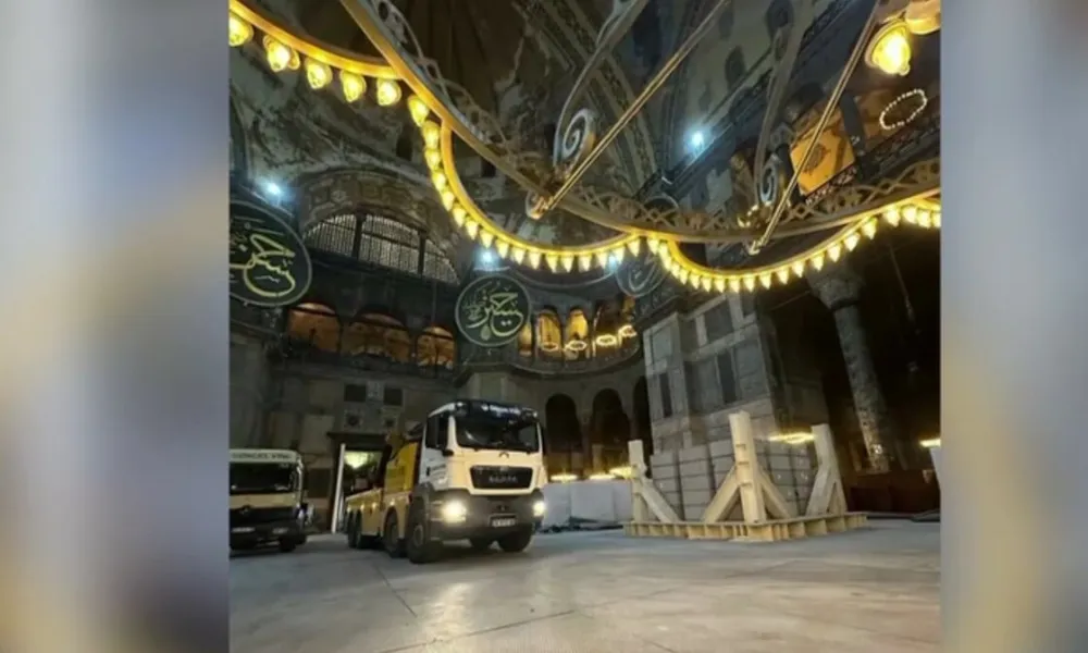 Για τις εργασίες αποκατάστασης τα φορτηγά μέσα στην Αγία Σοφία - Η απάντηση της Τουρκίας (φώτο)