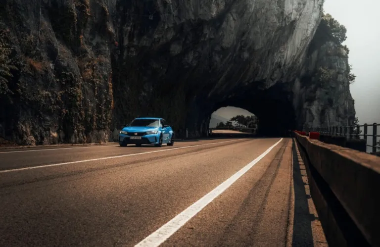 Συμβουλές για να είστε ασφαλείς ενώ οδηγείτε σε βρεγμένο δρόμο