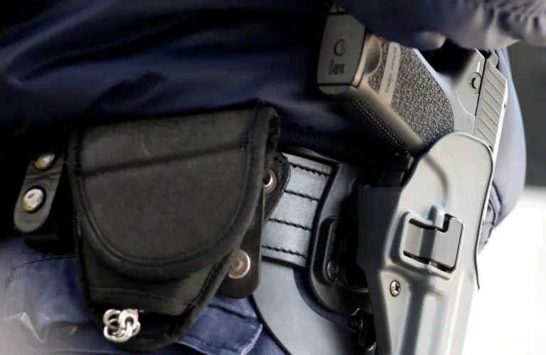 Εκπυρσοκρότησε υπηρεσιακό όπλο και τραυματίστηκε αστυνομικός στο Παραλίμνι - Οδηγίες από Αρναούτη για διερεύνηση