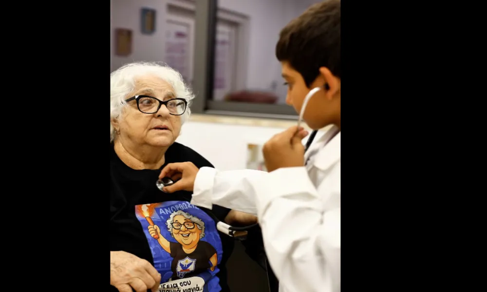 Η γιαγιά Φωτεινή τα βλέπει «όλα μπλε» και κάνει κάλεσμα!