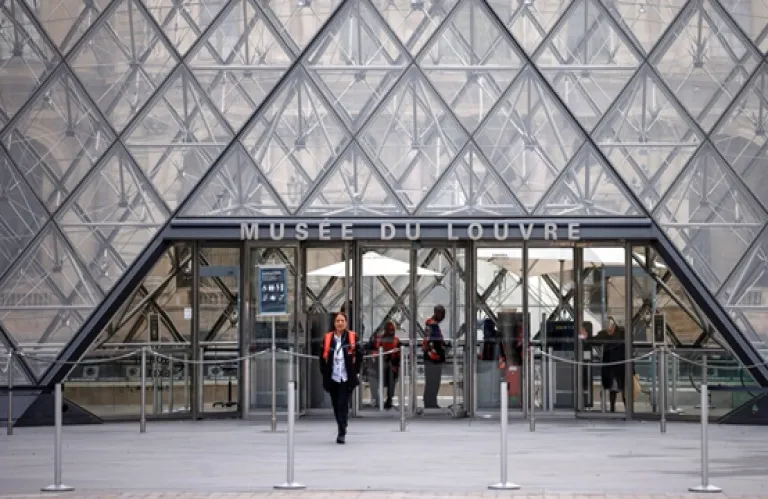 Γαλλία: 4η σύλληψη για τη ληστεία στο Λούβρο - Άφαντα τα κοσμήματα