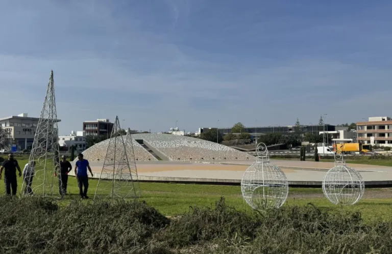 Πάφος : Ανανεωμένος ο φετινός χριστουγεννιάτικος διάκοσμος (φώτος)