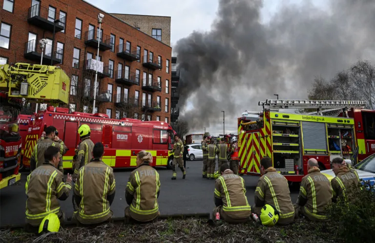 Φωτιάσ στο Λονδίνο: Φόβοι για εκρήξεις σε αποθήκη με πυροτεχνήματα και φιάλες (βίντεο)