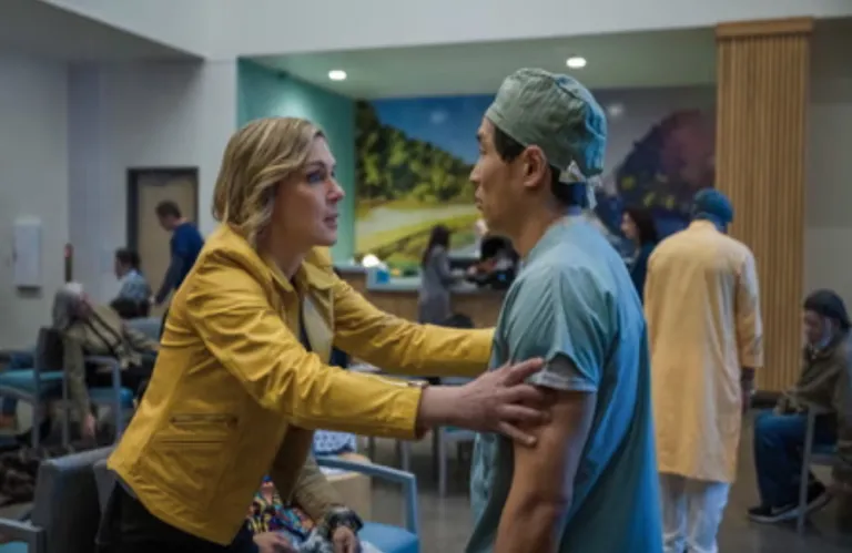 Γιατί η μετα-αποκαλυπτική σειρά Pluribus είναι η πιο ευρηματική σειρά στην τηλεόραση (βίντεο)