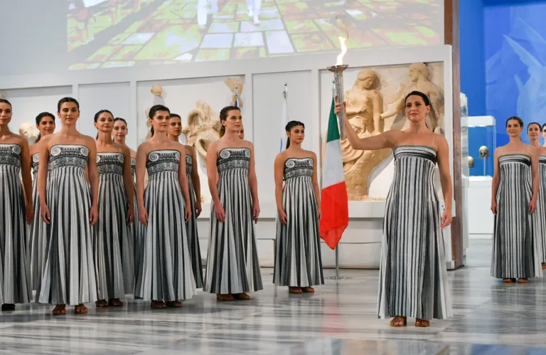 Για πρώτη φορά η αφή της Ολυμπιακής Φλόγας έγινε εντός του Αρχαιολογικού Μουσείου της Αρχαίας Ολυμπίας παρουσία της νέας προέδρου της ΔΟΕ (βίντεο-εικόνες)