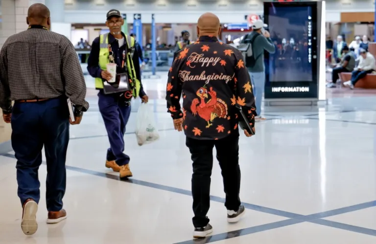 «Μη φοράτε πιτζάμες και παντόφλες στα αεροπλάνα», ζητά από τους επιβάτες ο Αμερικανός υπουργός Μεταφορών