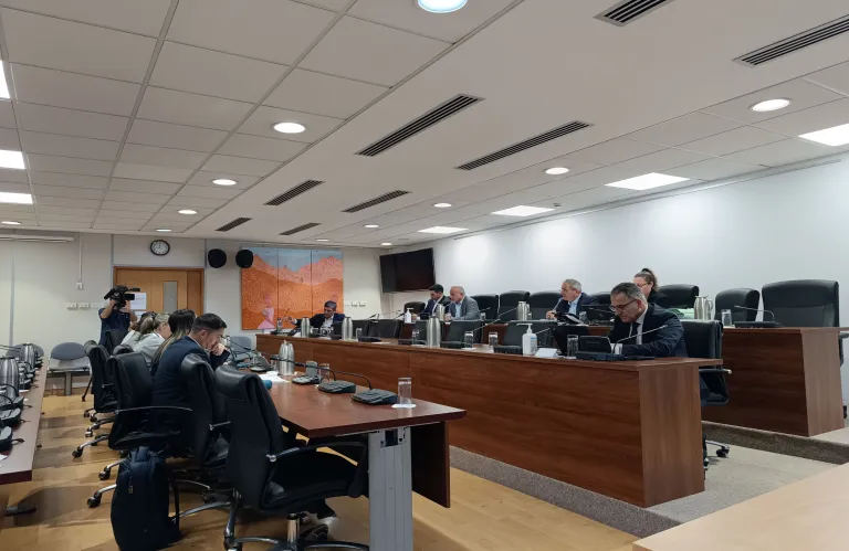 Επιστρέφει στην Ολομέλεια ο νόμος για τα τέλη ΜΟΤ - Αντιπαράθεση για τις πρόνοιες του